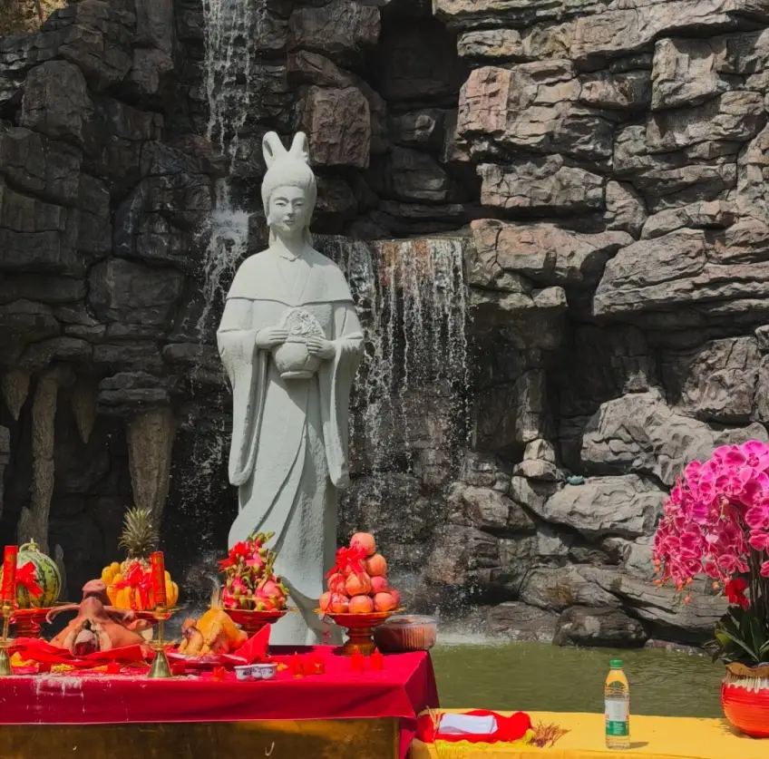 含山蚕花节神像与祭台供品