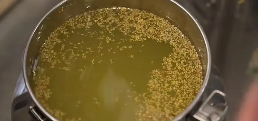 不锈钢缸中桂花浸泡的冬酿酒液面