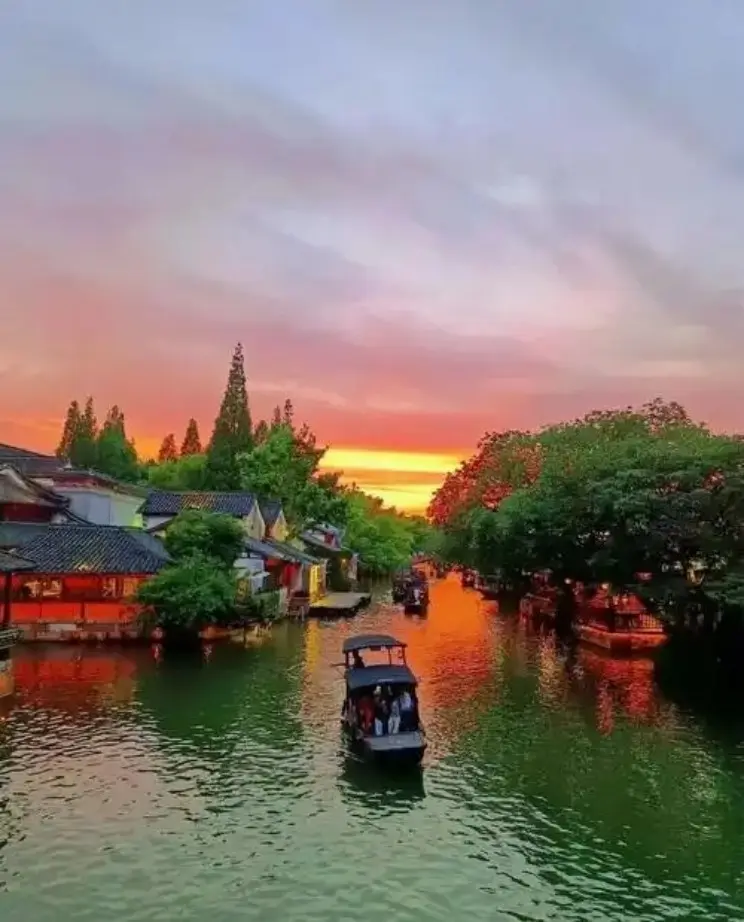 乌镇西栅夜景灯笼倒映碧绿河面