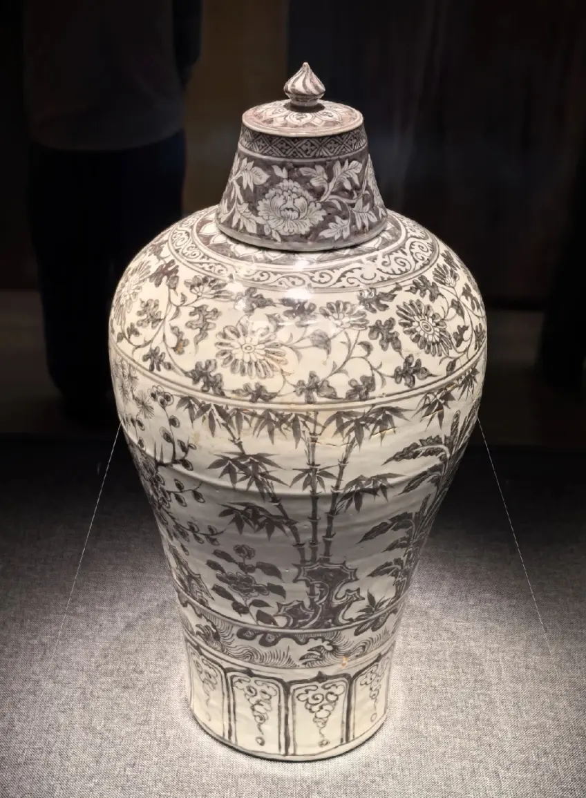 南京博物院釉里红梅瓶展陈