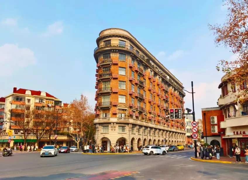 武康路路口武康大楼红砖三角楼全景