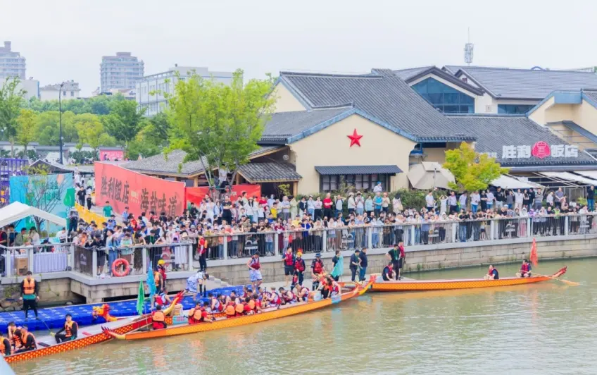 嘉兴端午龙舟登船与岸边观众