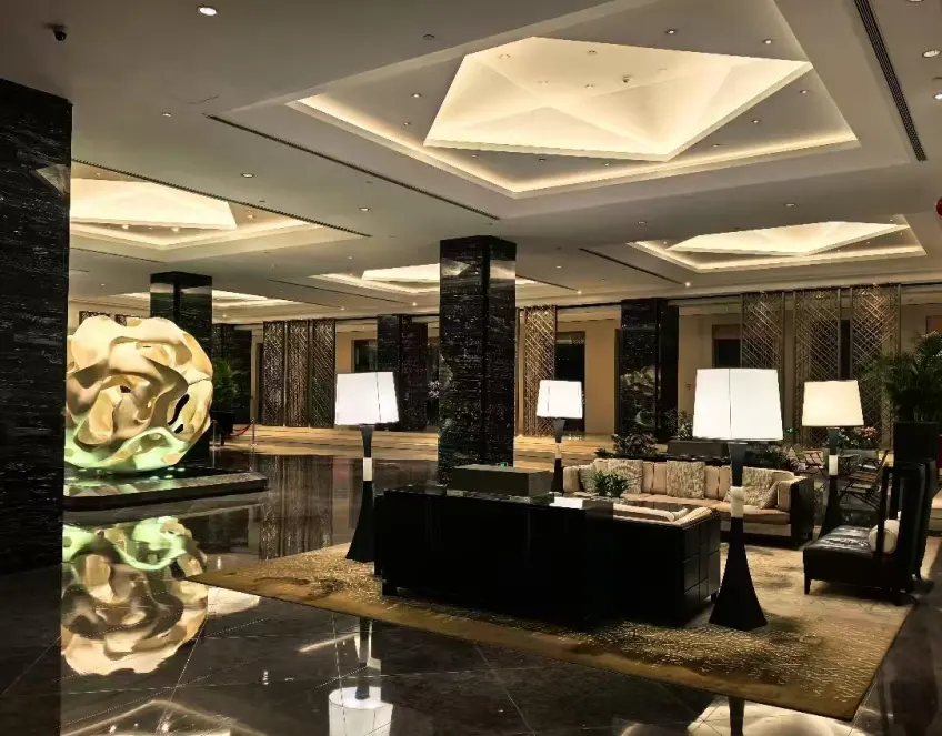 金陵饭店大堂雕塑灯柱与休息沙发
