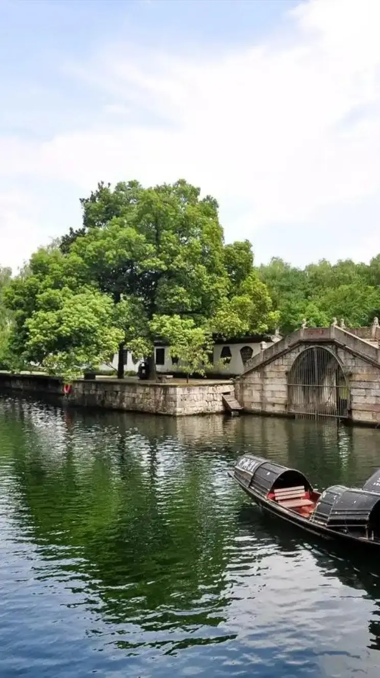 绍兴东湖峭壁与乌篷船水面