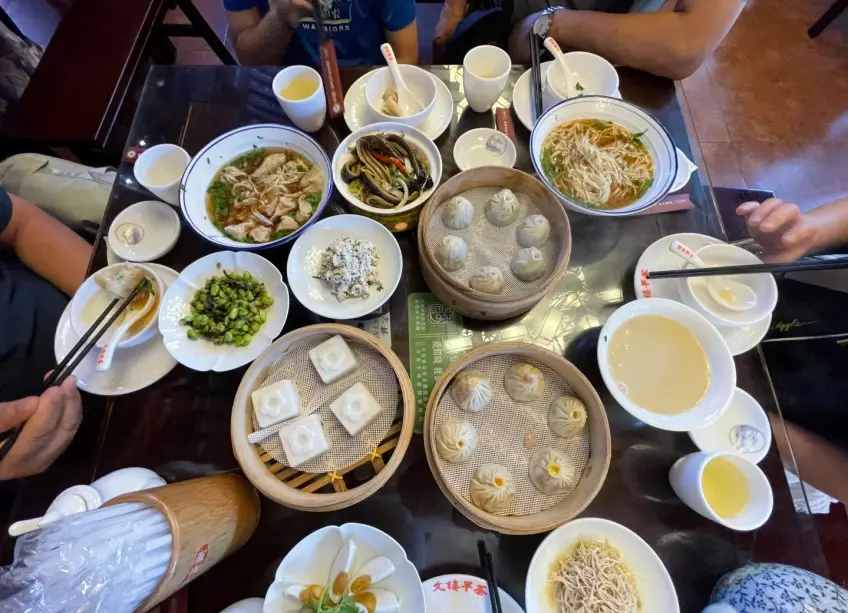 江南茶馆早茶汤包面点合桌