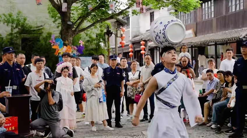 江南水乡古镇街头顶坛民俗杂技表演