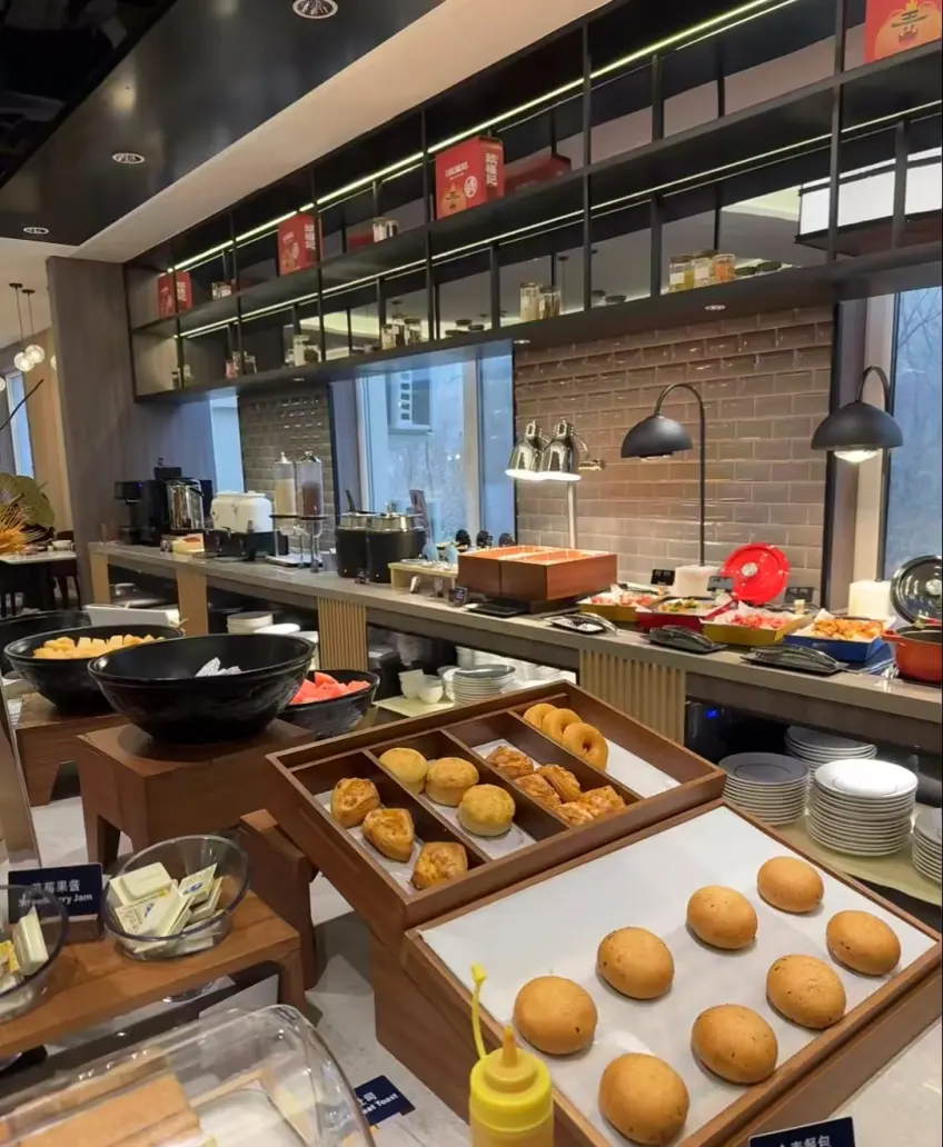 泊金黄埔酒店早餐面包点心自助台