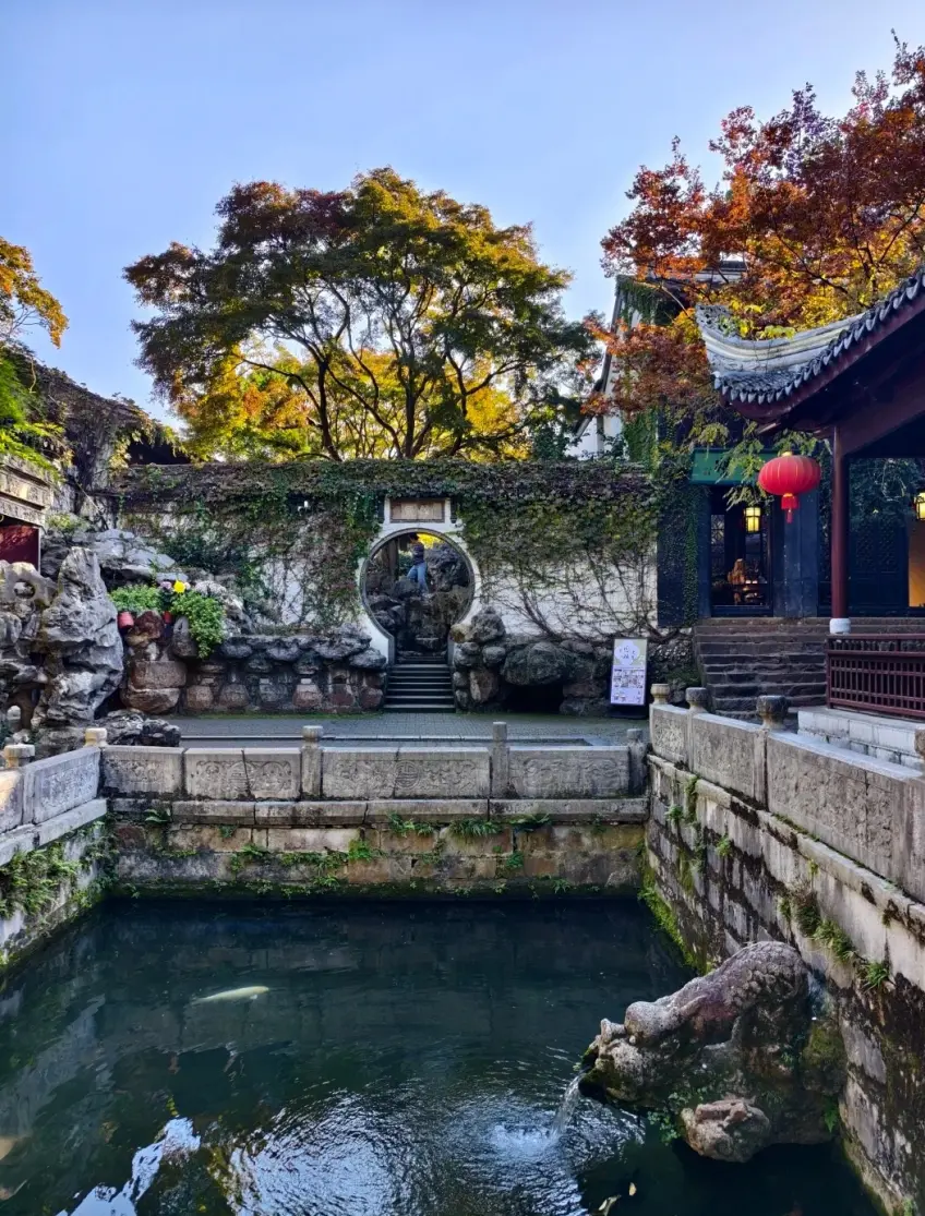 天下第二泉庭院月洞門與池水