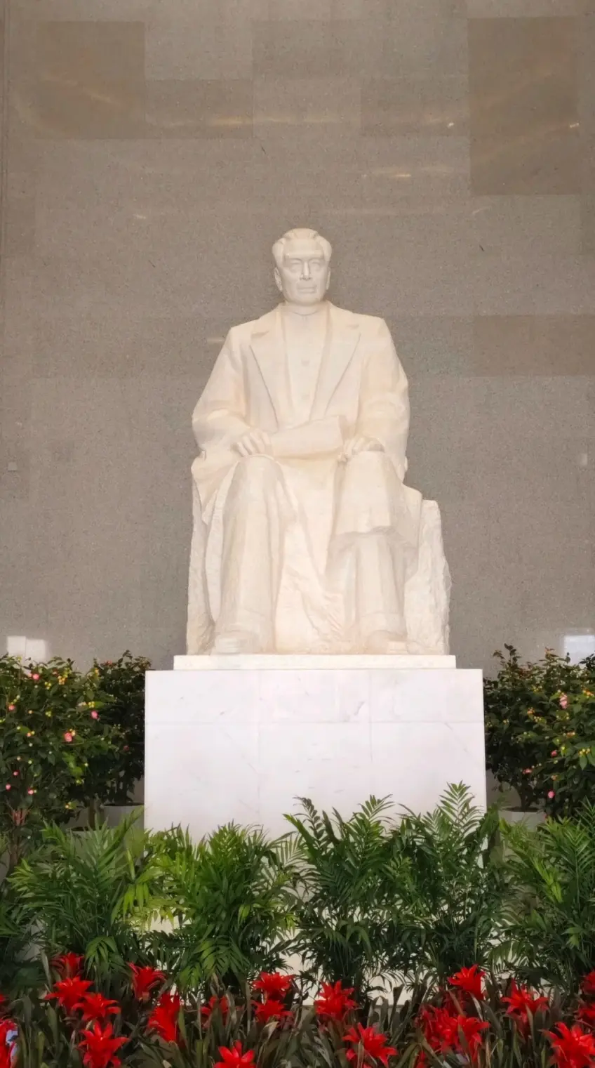 汉白玉坐像近景竖向示意
