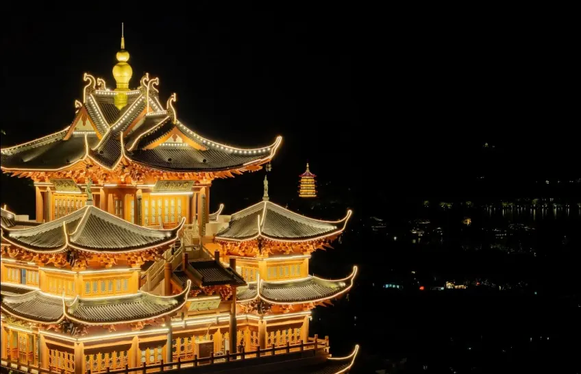 城隍阁夜景远眺雷峰塔灯影