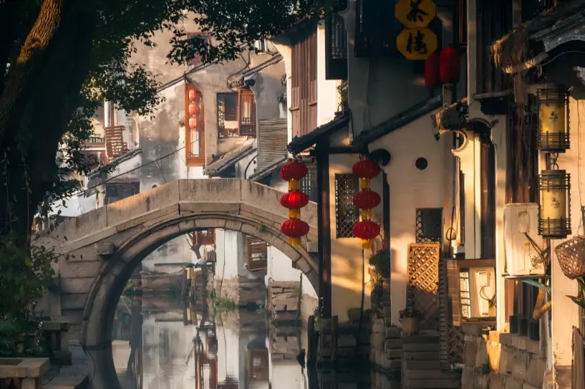 苏州冬日河巷摇橹船