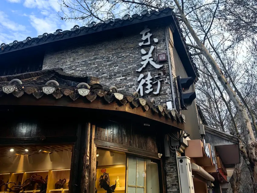 扬州东关街白墙黛瓦与行人街景