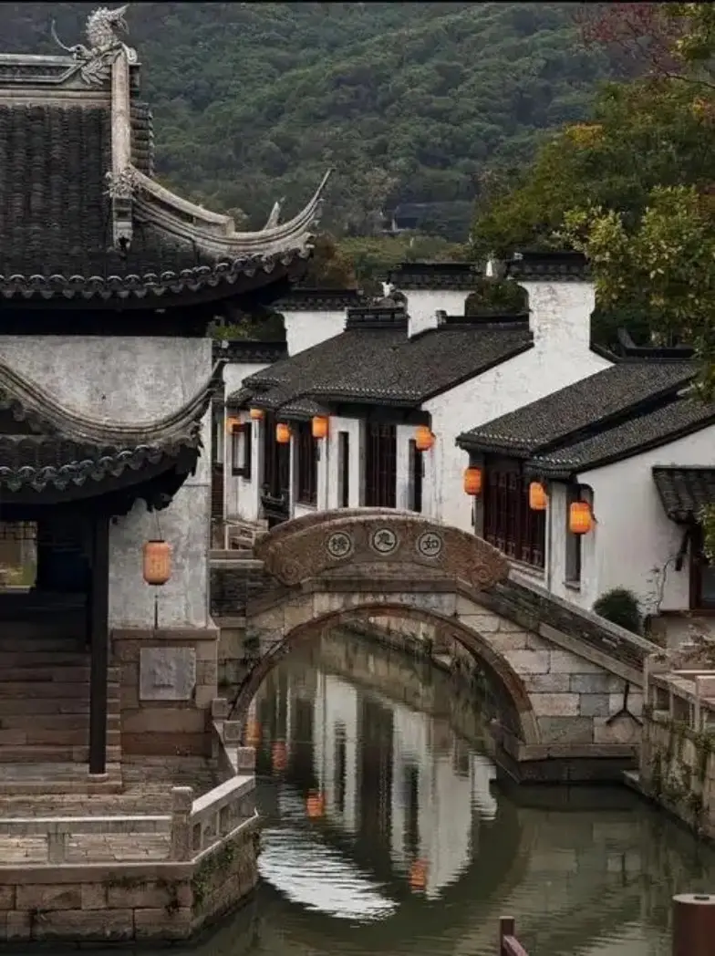 惠山古鎮石拱橋紅燈籠與白牆水巷