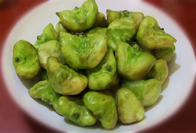 白碗中新鲜翠绿嘉兴南湖无角菱