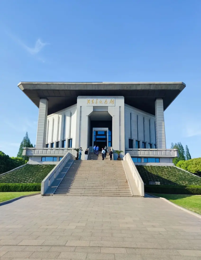 竖向示意周恩来纪念馆主馆宽石阶正面
