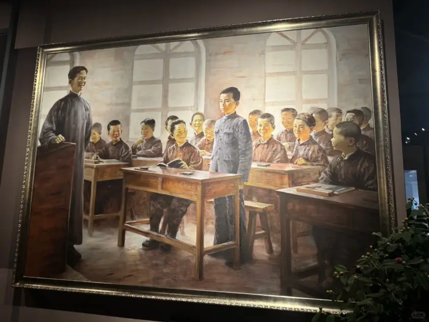 陈列馆内为中华崛起而读书主题油画