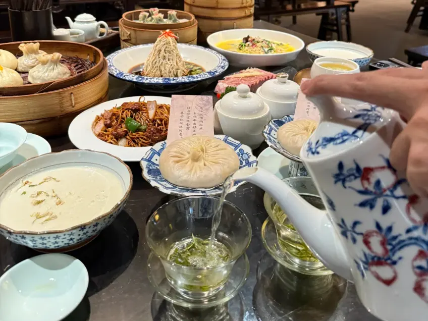 茶社早茶点心铺满一桌