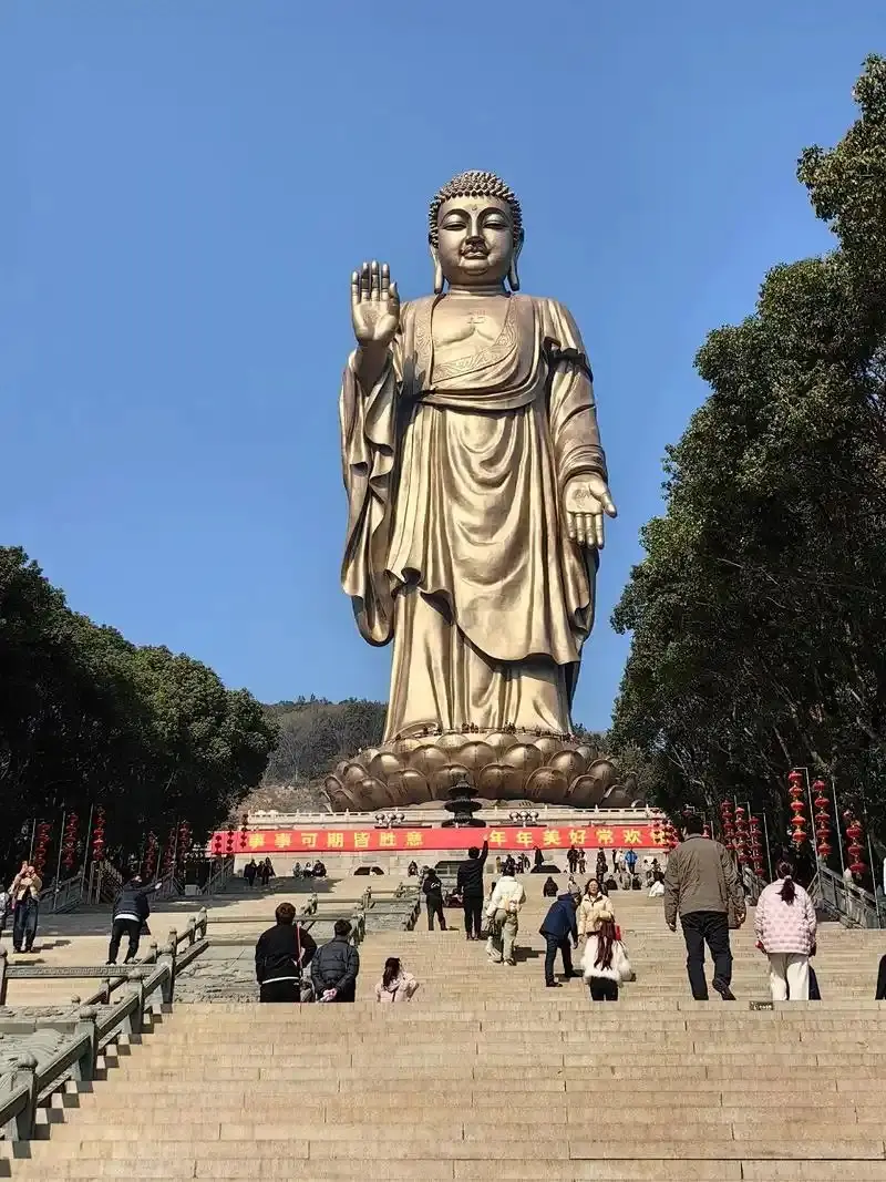 无锡灵山大佛铜像与朝拜石阶