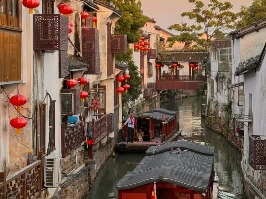 山塘街夜景红灯笼串亮街巷