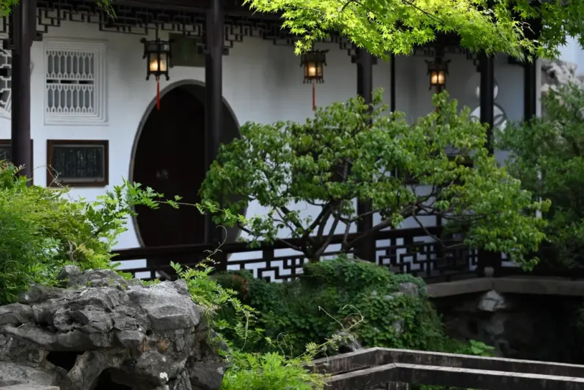 环秀山庄假山洞穴