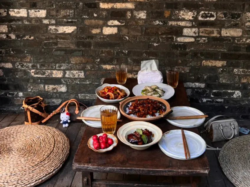 砖墙矮桌私宴餐盘一景