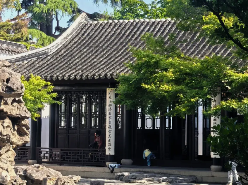 环秀山庄池畔假山