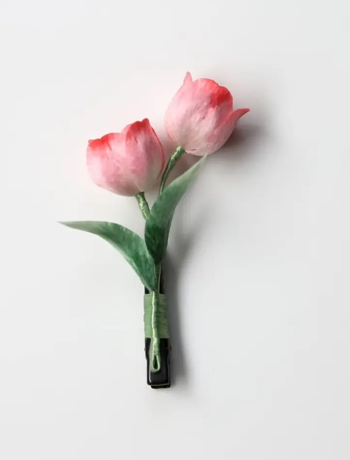 粉色绒花花瓣发夹白底特写