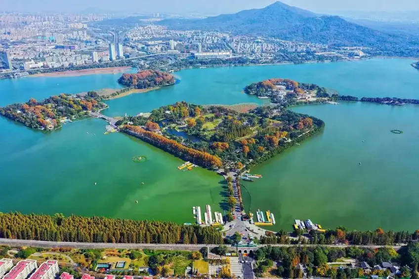 南京玄武湖岛屿秋色与城墙航拍