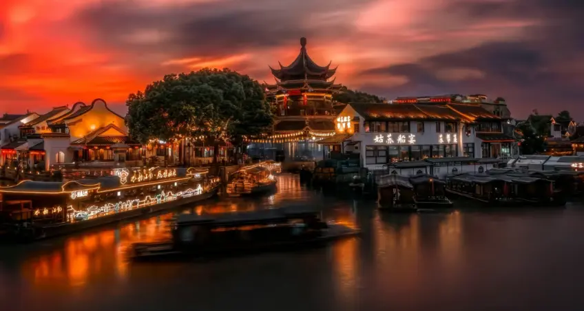 苏州夜河灯火与画舫船宴