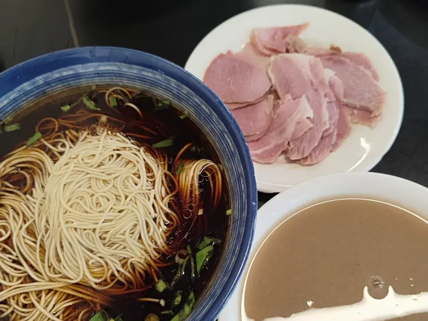 阳春面配水晶肴肉一盘