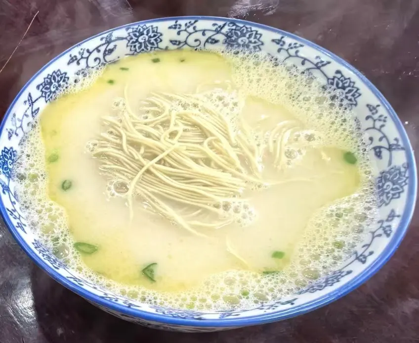 青花碗东台鱼汤面奶白汤细面