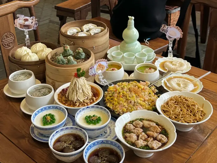 扬州早茶笼屉包子汤包与茶壶满桌