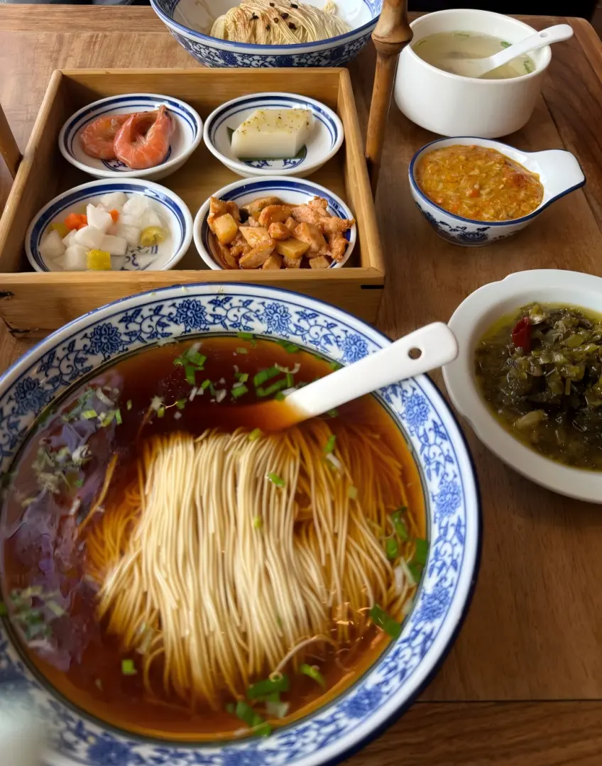 碗装苏式焖肉面热气