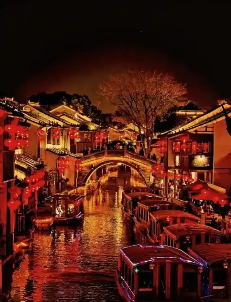 苏州山塘街夜景石桥游船灯笼