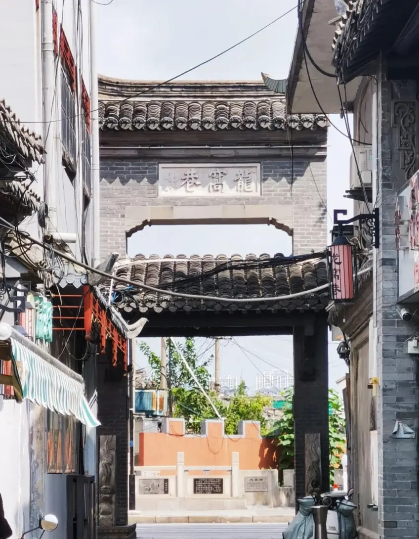 淮安龙窝巷牌坊街景竖图