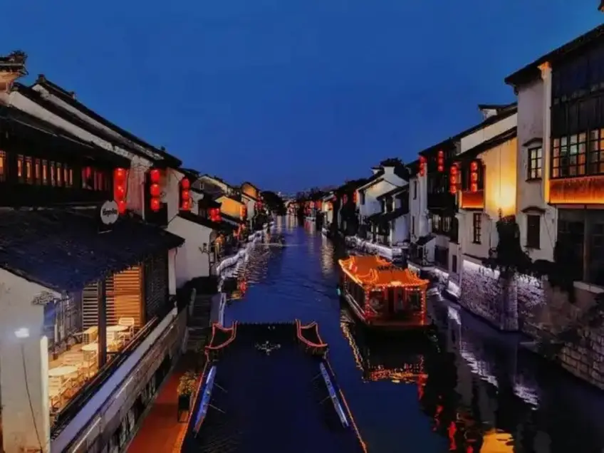 無錫古運河兩岸紅燈籠與夜航遊船