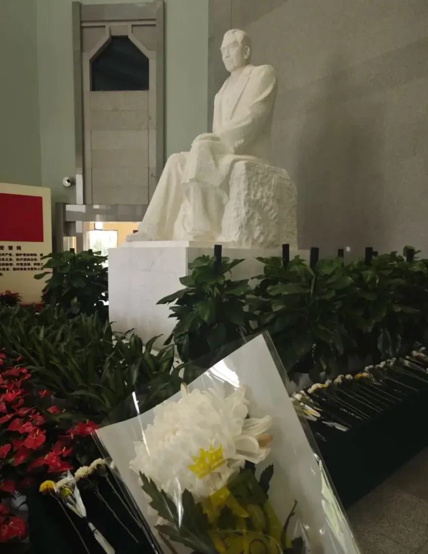 瞻仰厅汉白玉座像竖向示意