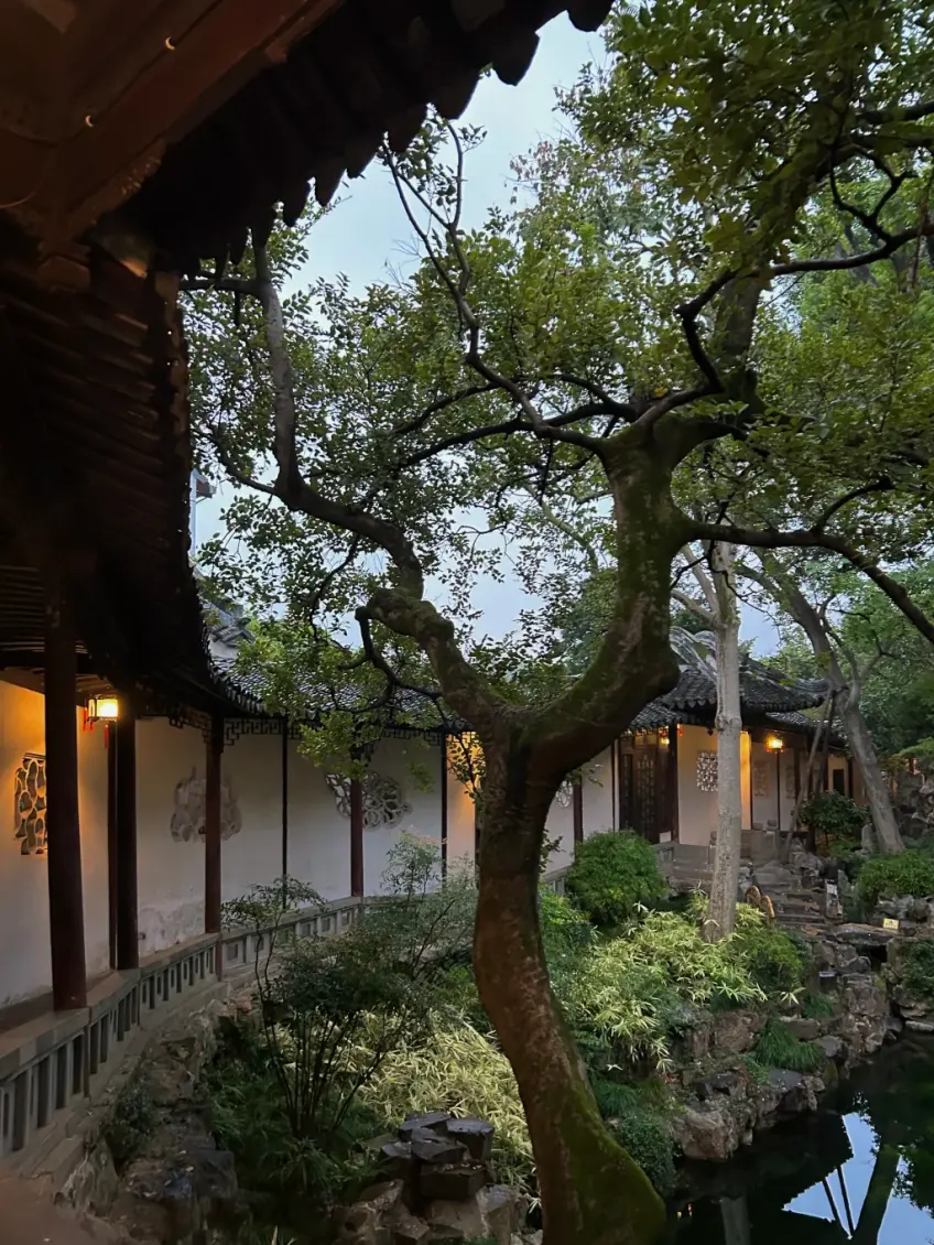 沧浪亭复廊一侧园景街景