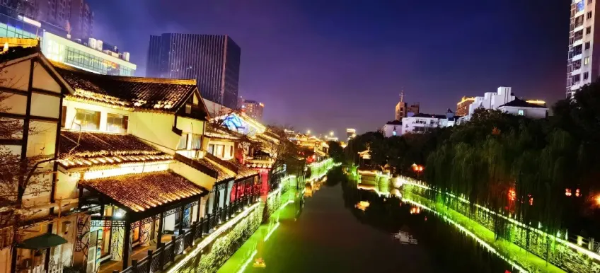 胜利河沿岸传统建筑灯火夜景