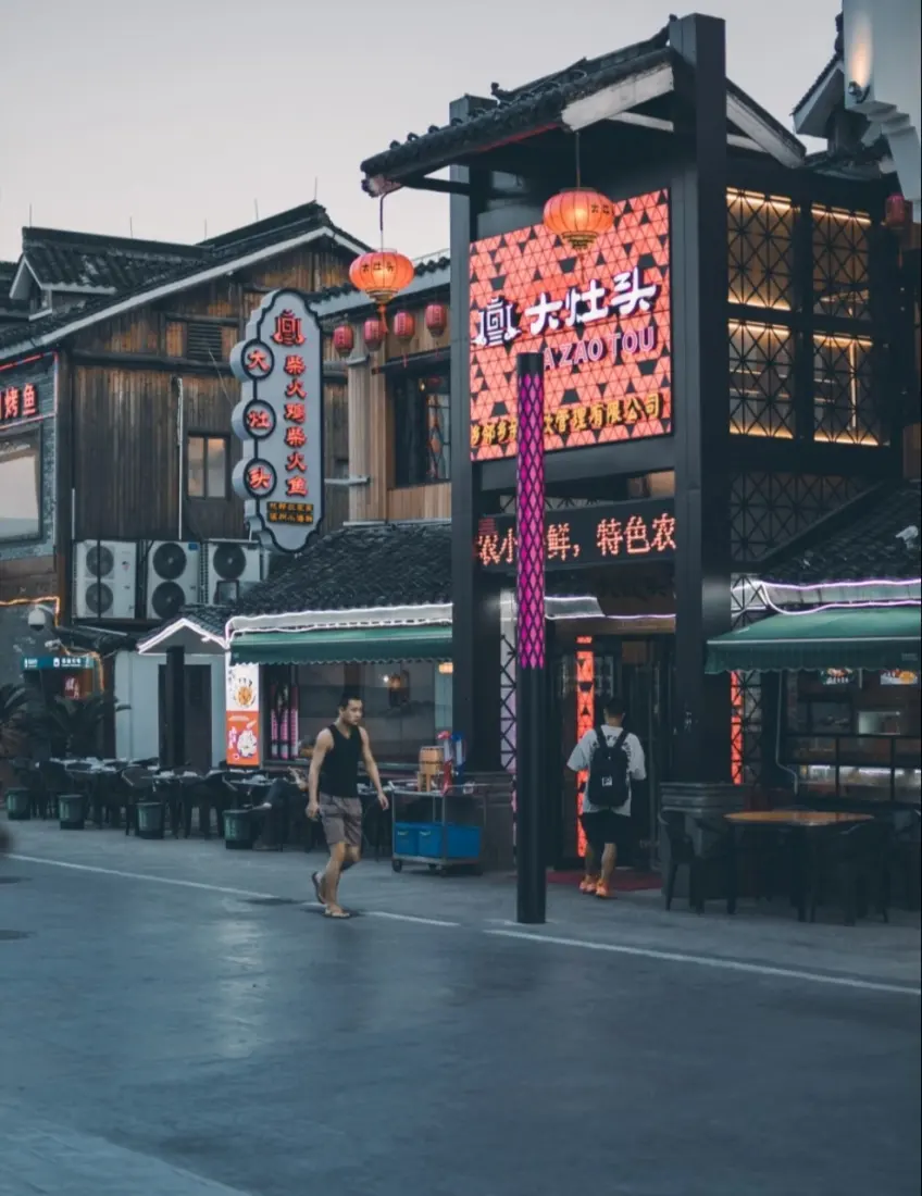 胜利河美食街大灶头灯笼招牌