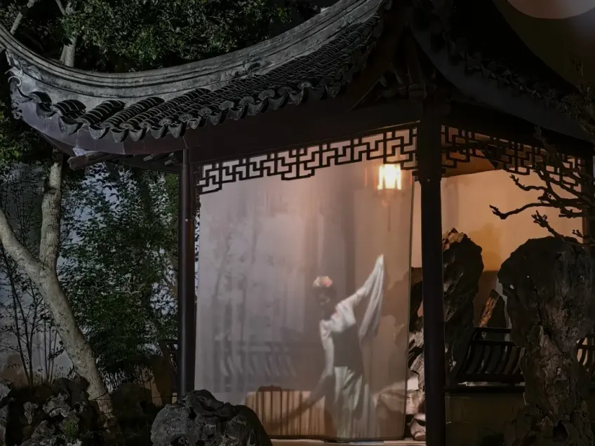 园亭夜场纱幕演出
