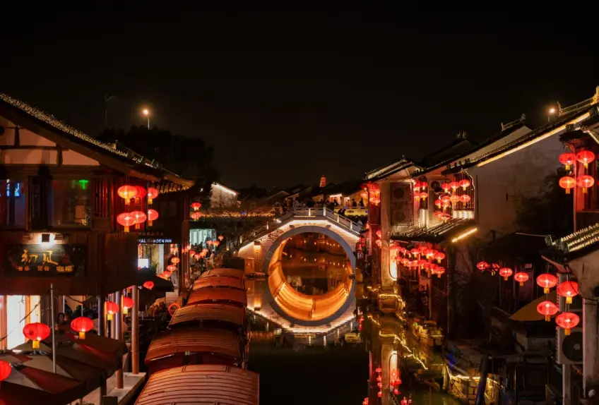 山塘街夜游河灯与摇橹船