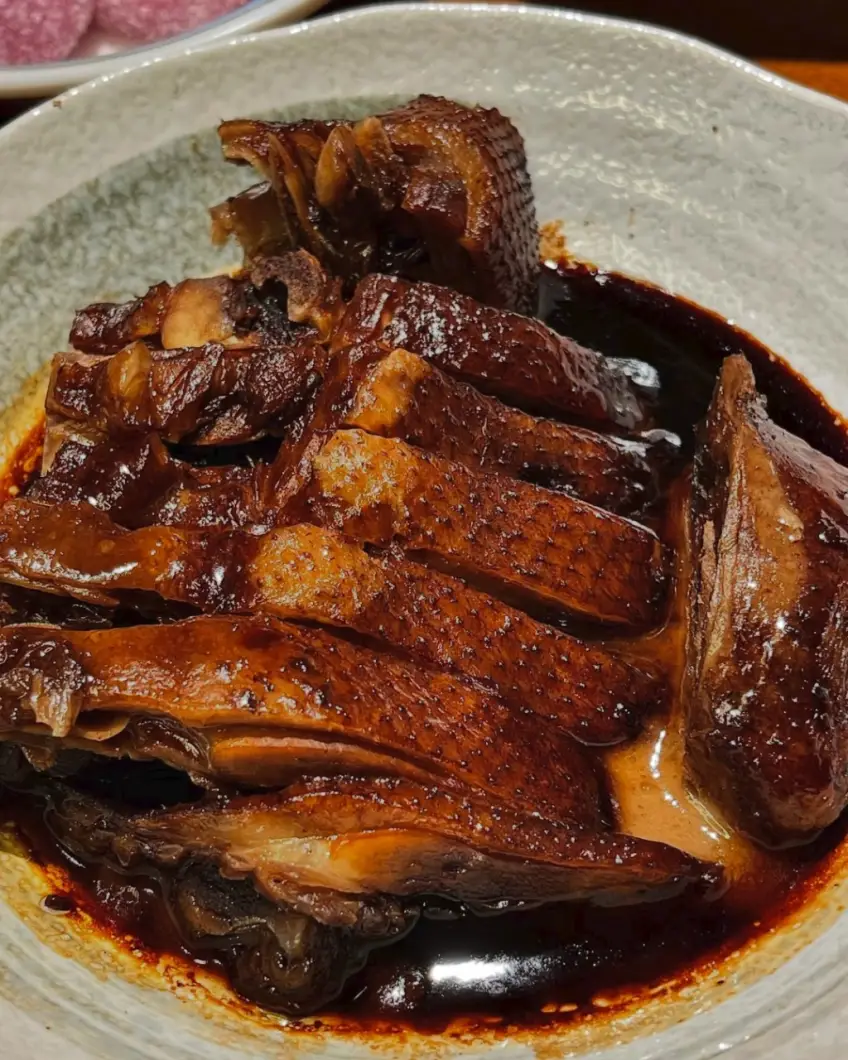 石盘中色泽红亮的江南酱鸭