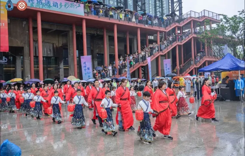 半山民俗活动红袍队伍与儿童灯笼