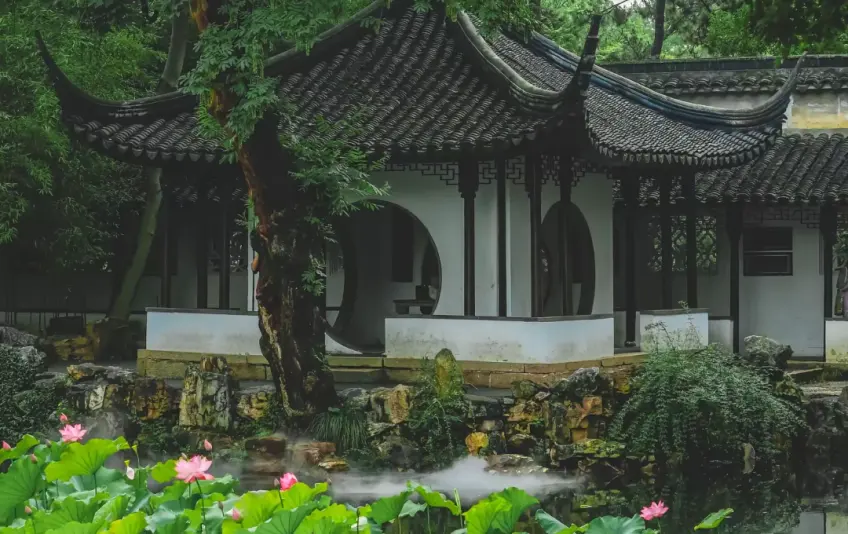 苏州园林夏日荷塘与亭台