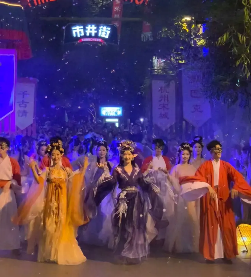 宋城市井街汉服演员夜巡合影