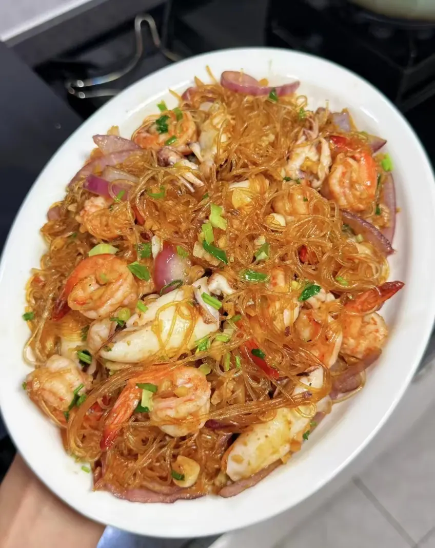 竖向示意海鲜炒粉丝配虾仁鱿鱼
