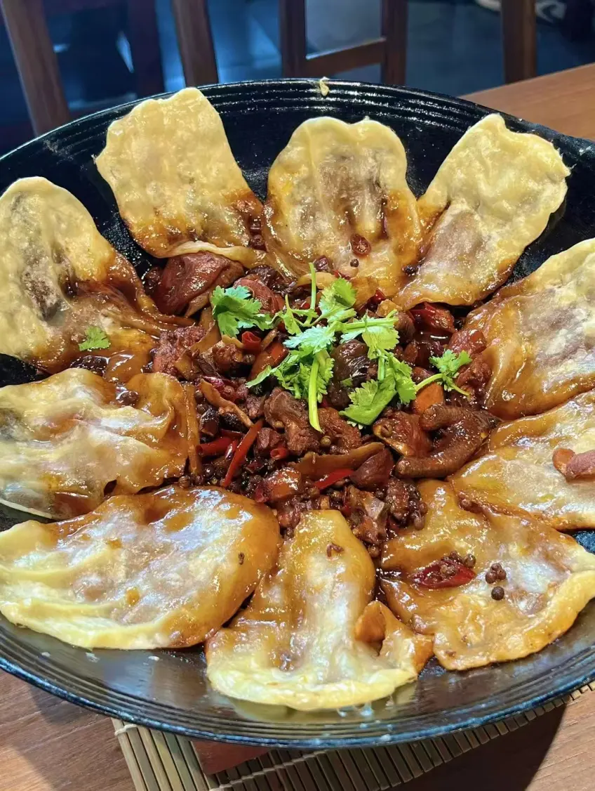 竖向示意地锅鸡红汤与锅边贴饼