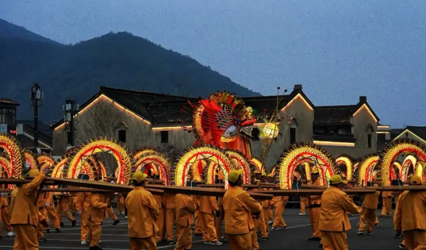 黄昏村街黄衣队抬亮灯板龙巡游