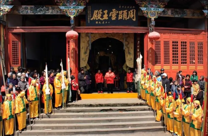 周显灵王殿前黄衣仪仗与红袍主祭
